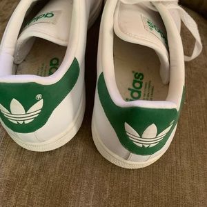 NWOT Mens Stan Smith sneaks. Perfect condition.